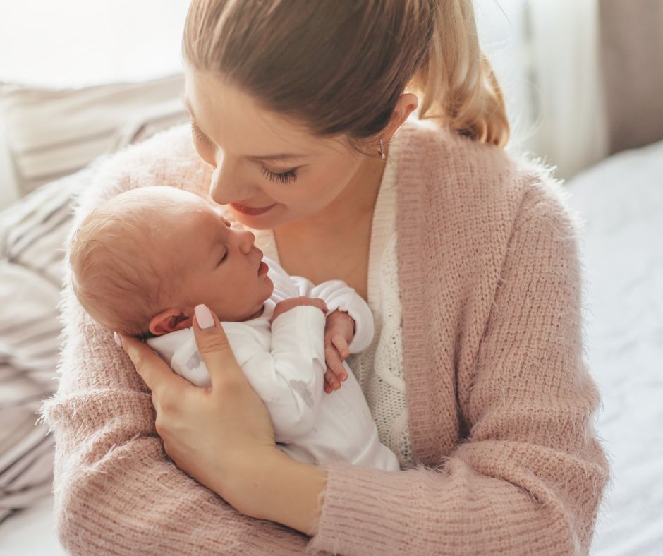 mütterpflege2 Mama mit Neugeborenen Baby 